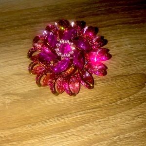Broche in pink with beautiful Swarovski jewels.